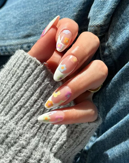 أظافر فرنسية منقوشة بالورد أظافر فرنسية منقوشة بالورد