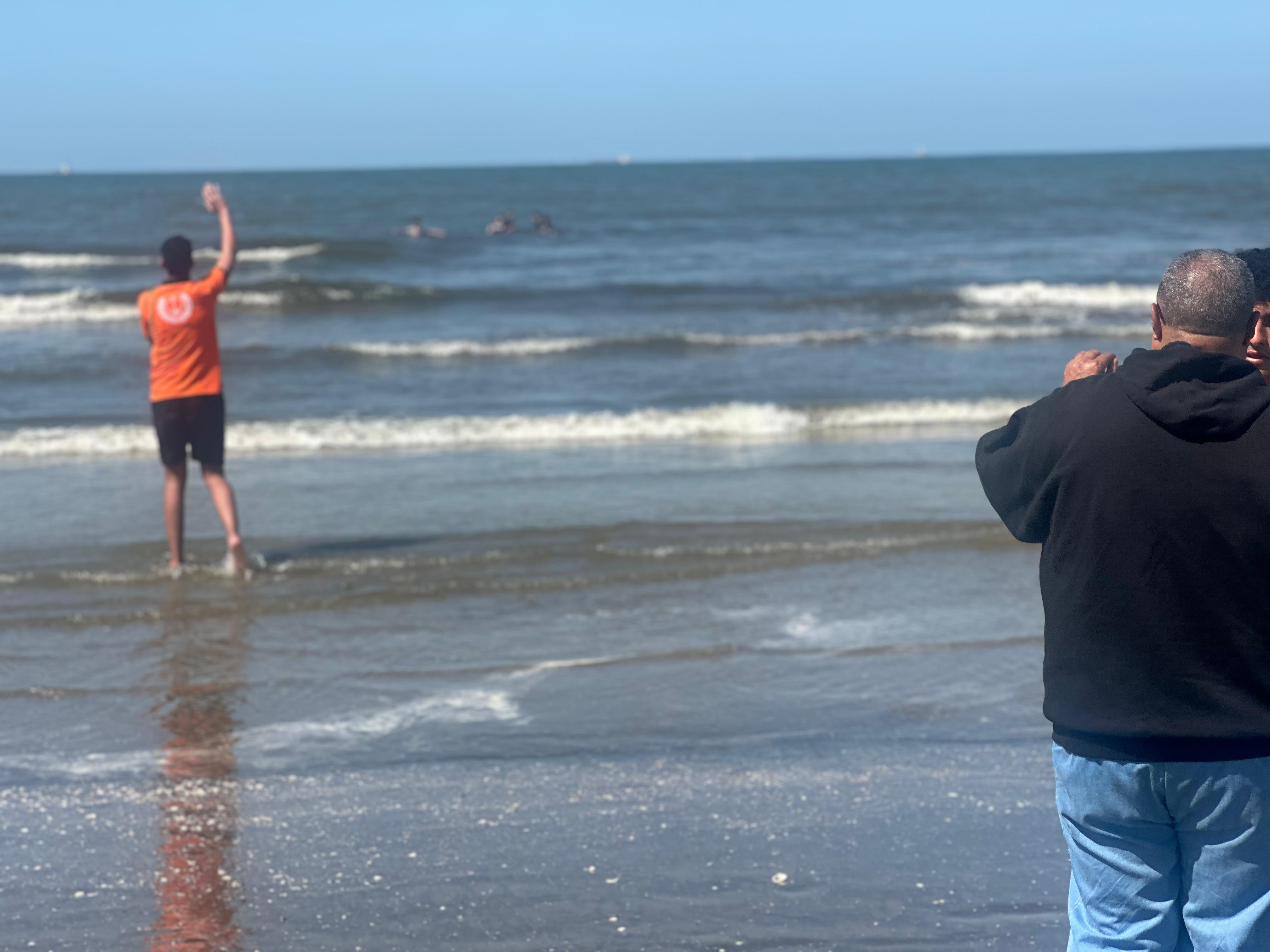 المنقذون على الشاطئ