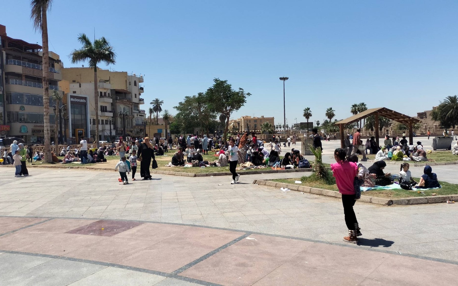 استمتاع الأهالى بشم النسيم فى ساحة أبوالحجاج الأقصر استمتاع الأهالى بشم النسيم فى ساحة أبوالحجاج الأقصر