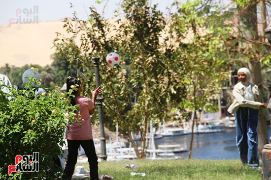 اللعب-داخل-الحديقة