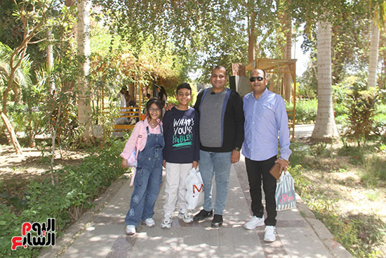 مدير-الحديقة-النباتية-مع-الزوار