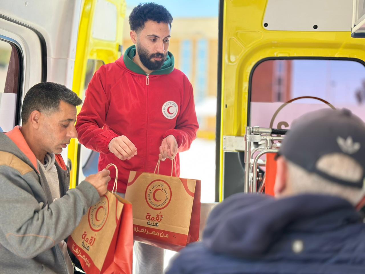 مصر تستقبل الدفعة 34 من المصابين مصر تستقبل الدفعة 34 من المصابين