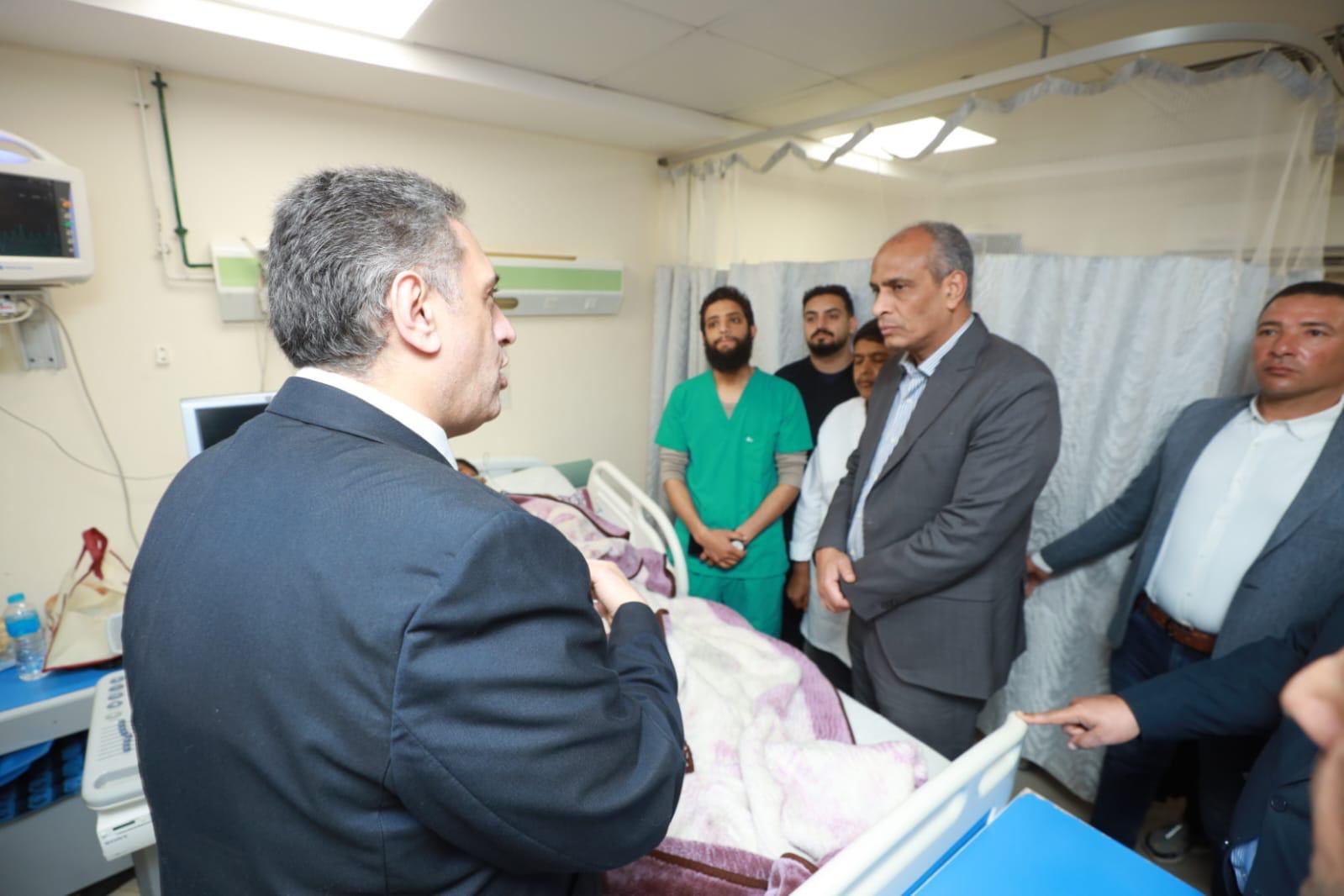 محافظ كفر الشيخ يطمئن على المصابين