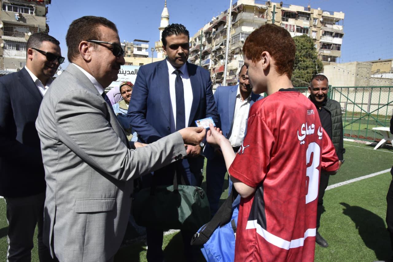المحافظ يسلم الكارنيهات المحافظ يسلم الكارنيهات