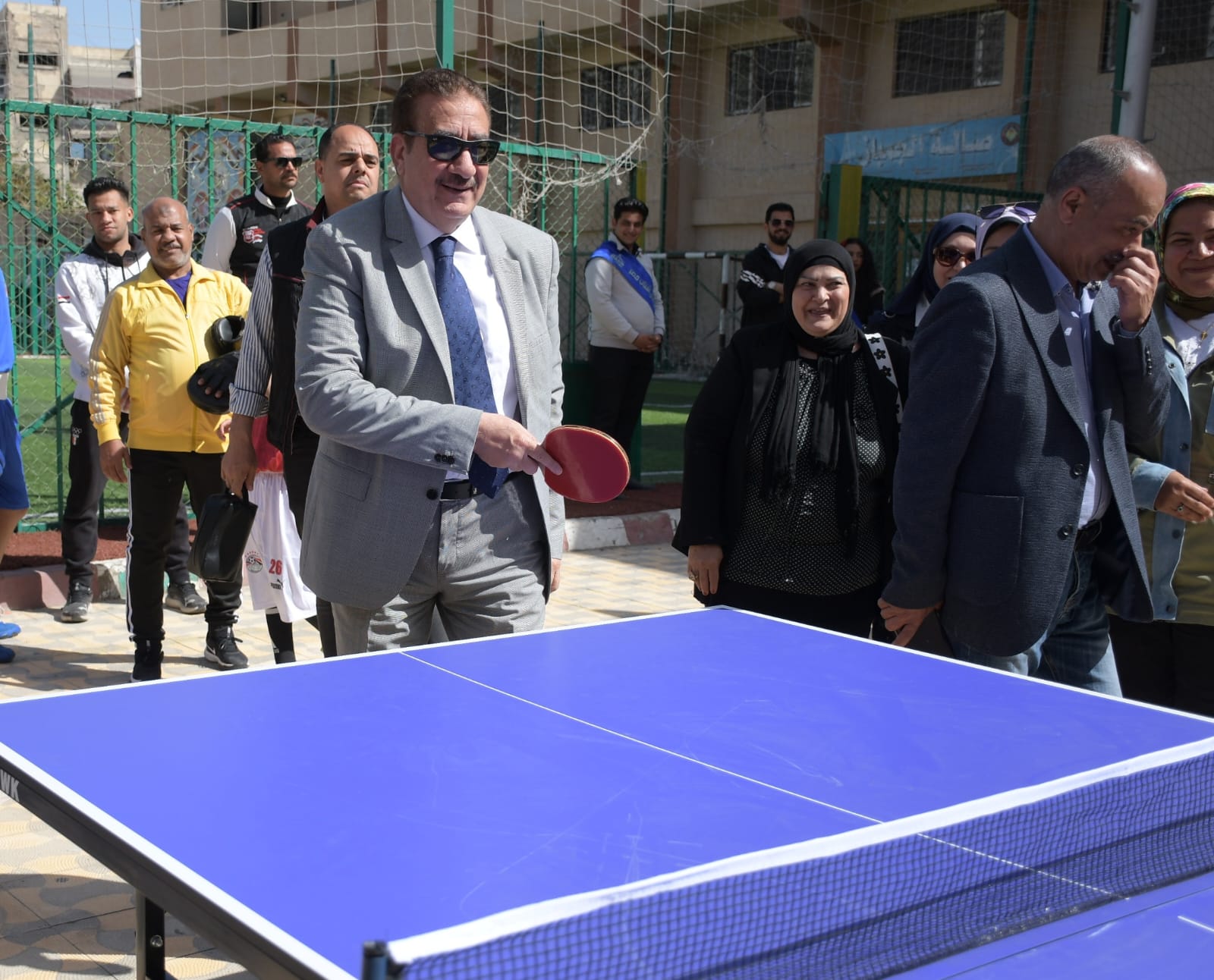 المحافظ يلعب التنس طاولة المحافظ يلعب التنس طاولة