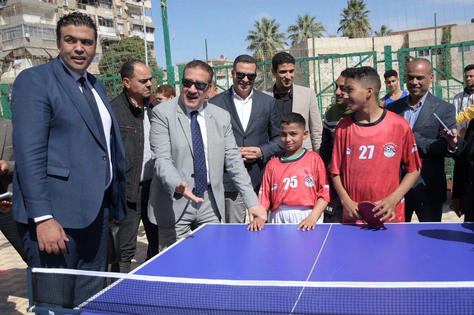 المخافظ مع الاطفال بالمركز المخافظ مع الاطفال بالمركز