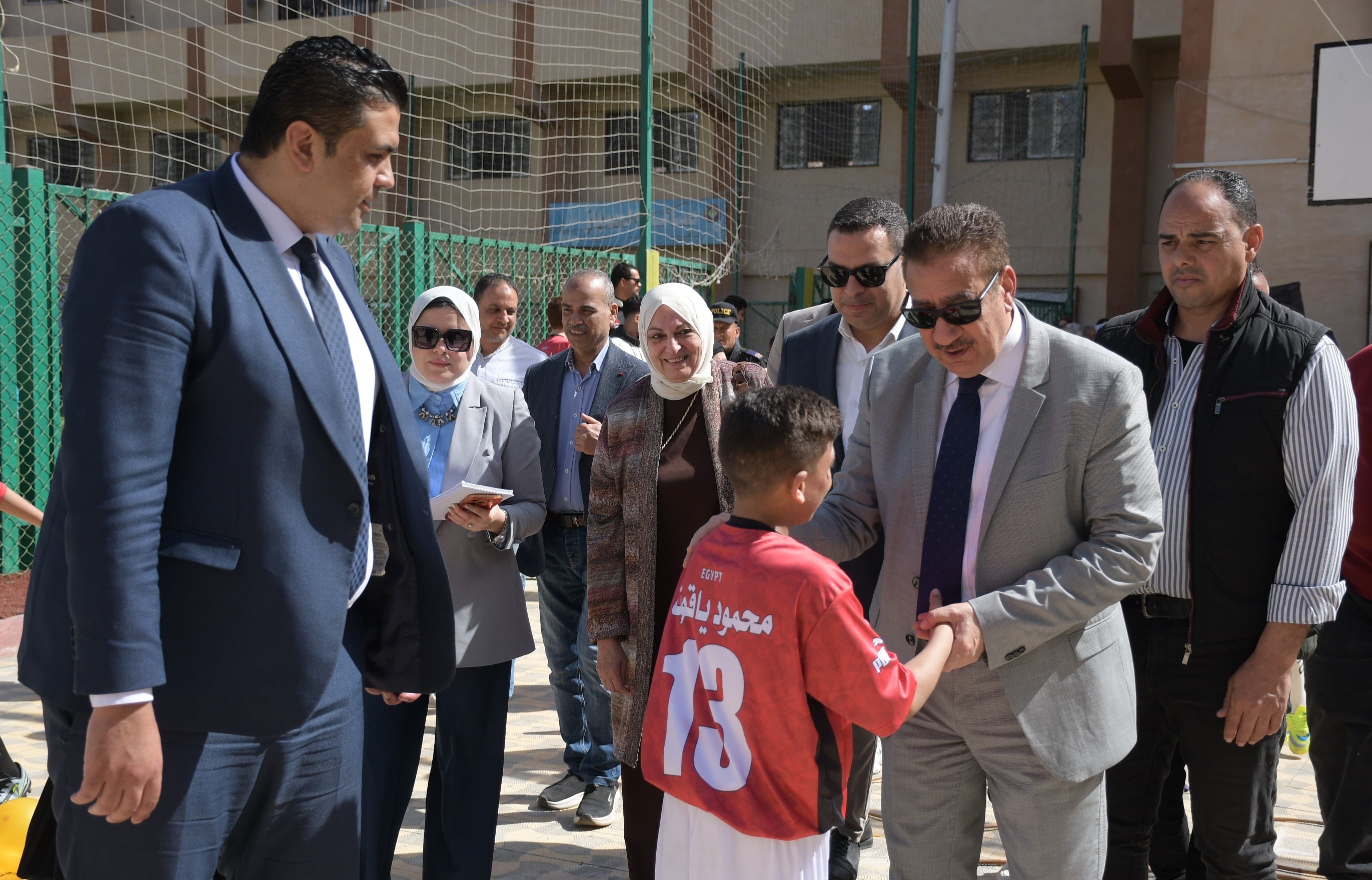 المخافظ مع احد اطفال المخافظ مع احد اطفال