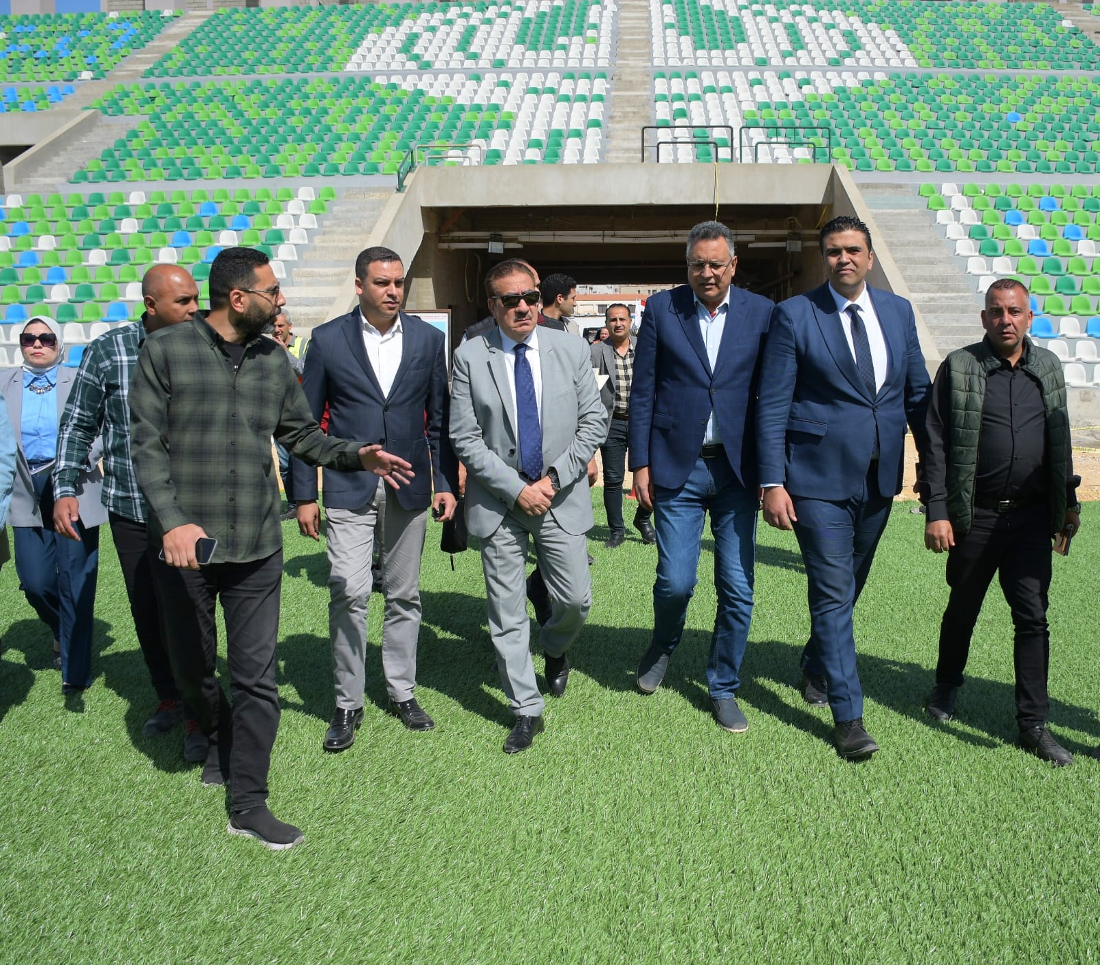 المخافظ خلال تفقد الاستاد المخافظ خلال تفقد الاستاد