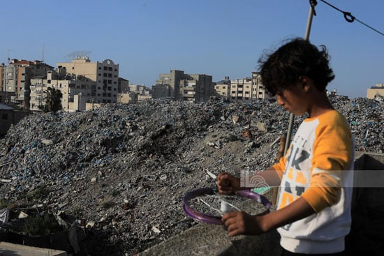 طفل نازح يلهوى وسط الخيام والقمامة