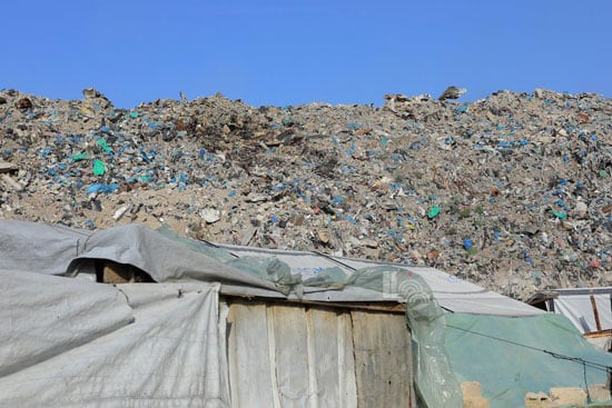 القمامة تحاصر الخيام