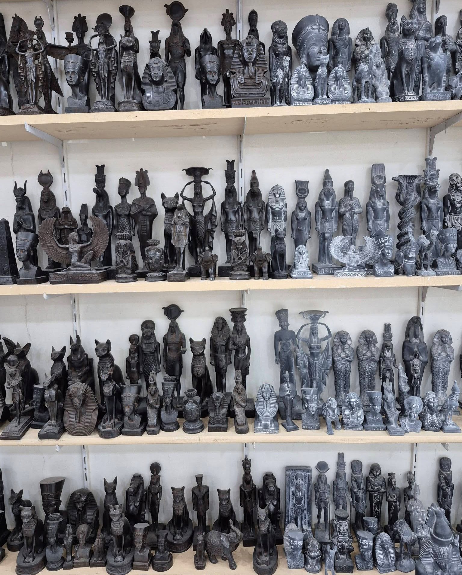 تحف بديعة مصنوعة فى ورش غرب الأقصر