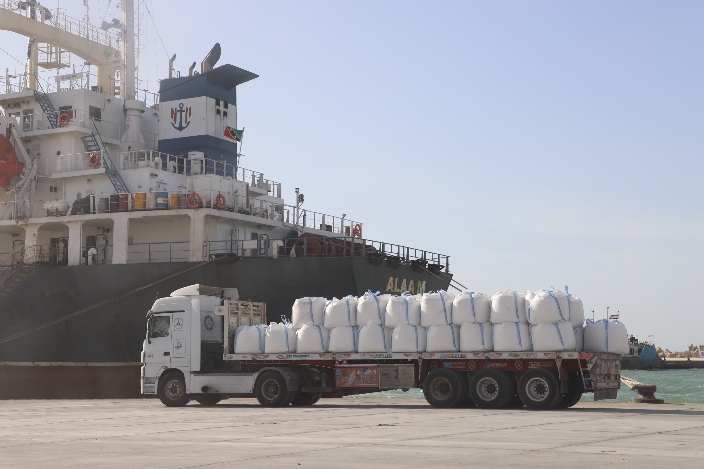 العمل متواصل في الميناء 