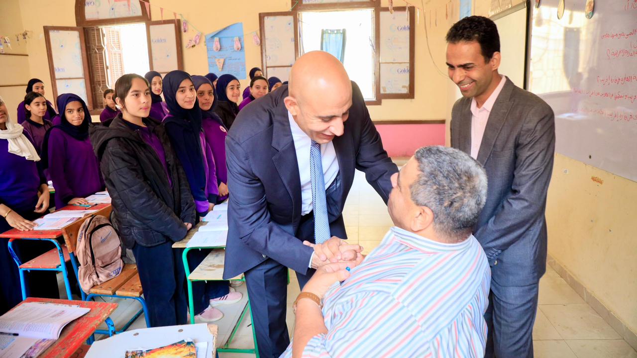 وزير التعليم يصافح معلم