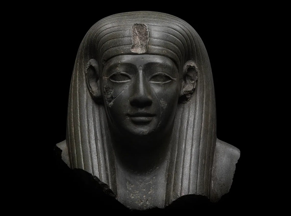 تمثال نصفى لمعبودة مصرية