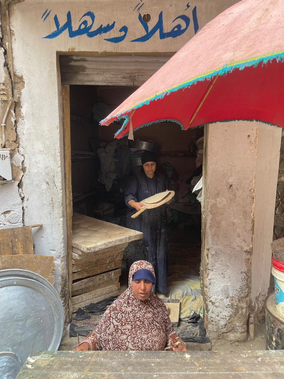 شقيقات يساندن أزواجهن بعرق الجبين