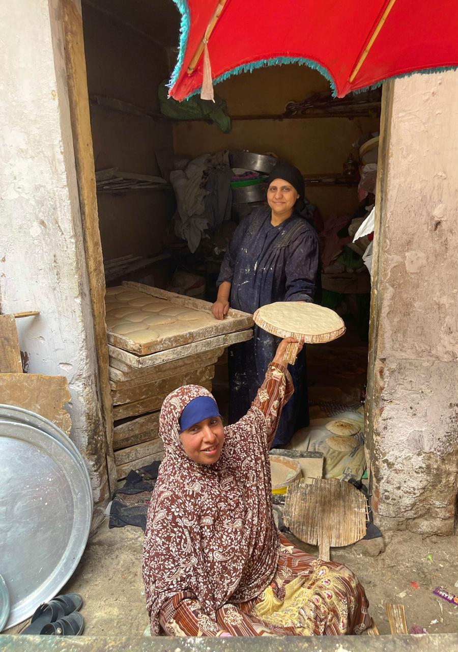 شقيقات يصنعن الكرامة على نار الفرن