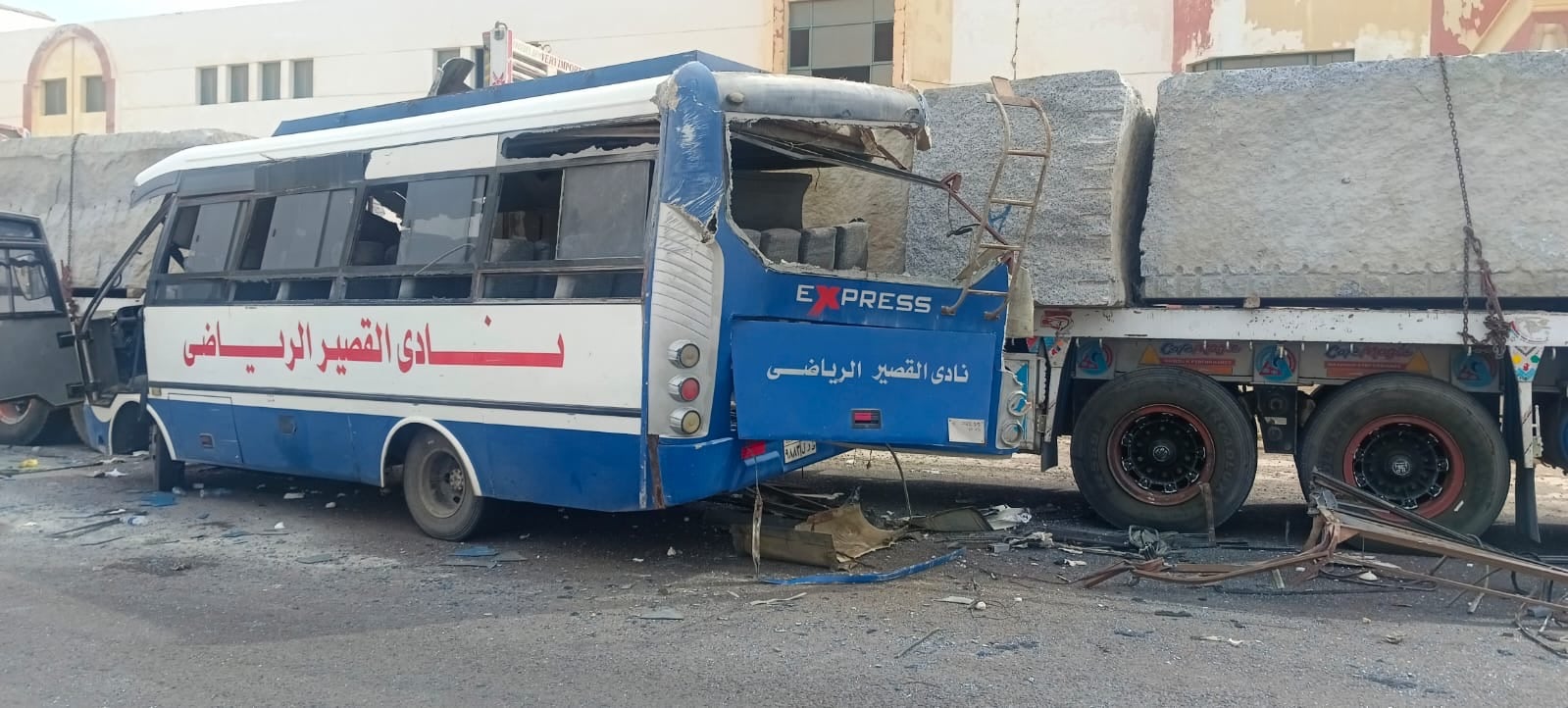 حادث تصادم سيارة نقل مع اتوبيس خاص بمدرسة