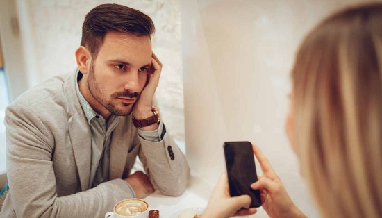 علامات بتقولك إنه معجب بكِ وبيراقبك