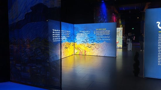 في الطريق إلى قاعة العرض في الطريق إلى قاعة العرض