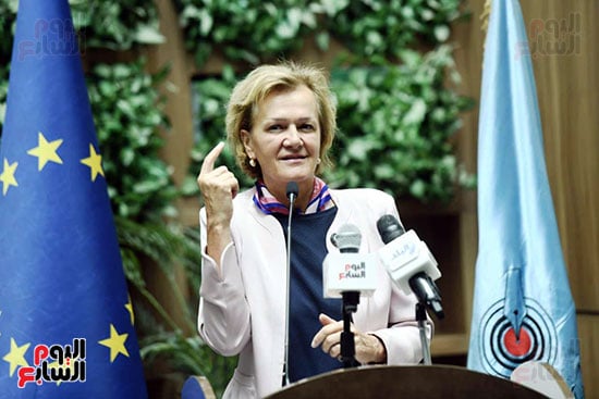 أنجيلينا تلقى كلمة الافتتاح