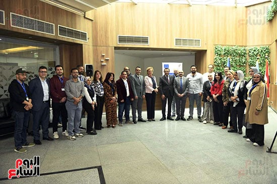 لقطة جماعية للمشاركين بالمؤتمر