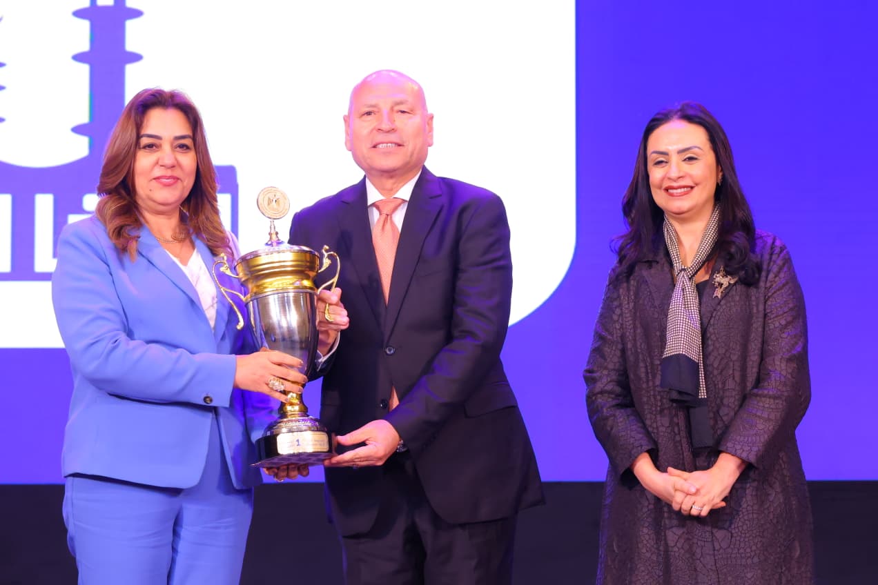 تكريم محافظ القاهرة ووزيرة التنمية المحلية تكريم محافظ القاهرة ووزيرة التنمية المحلية