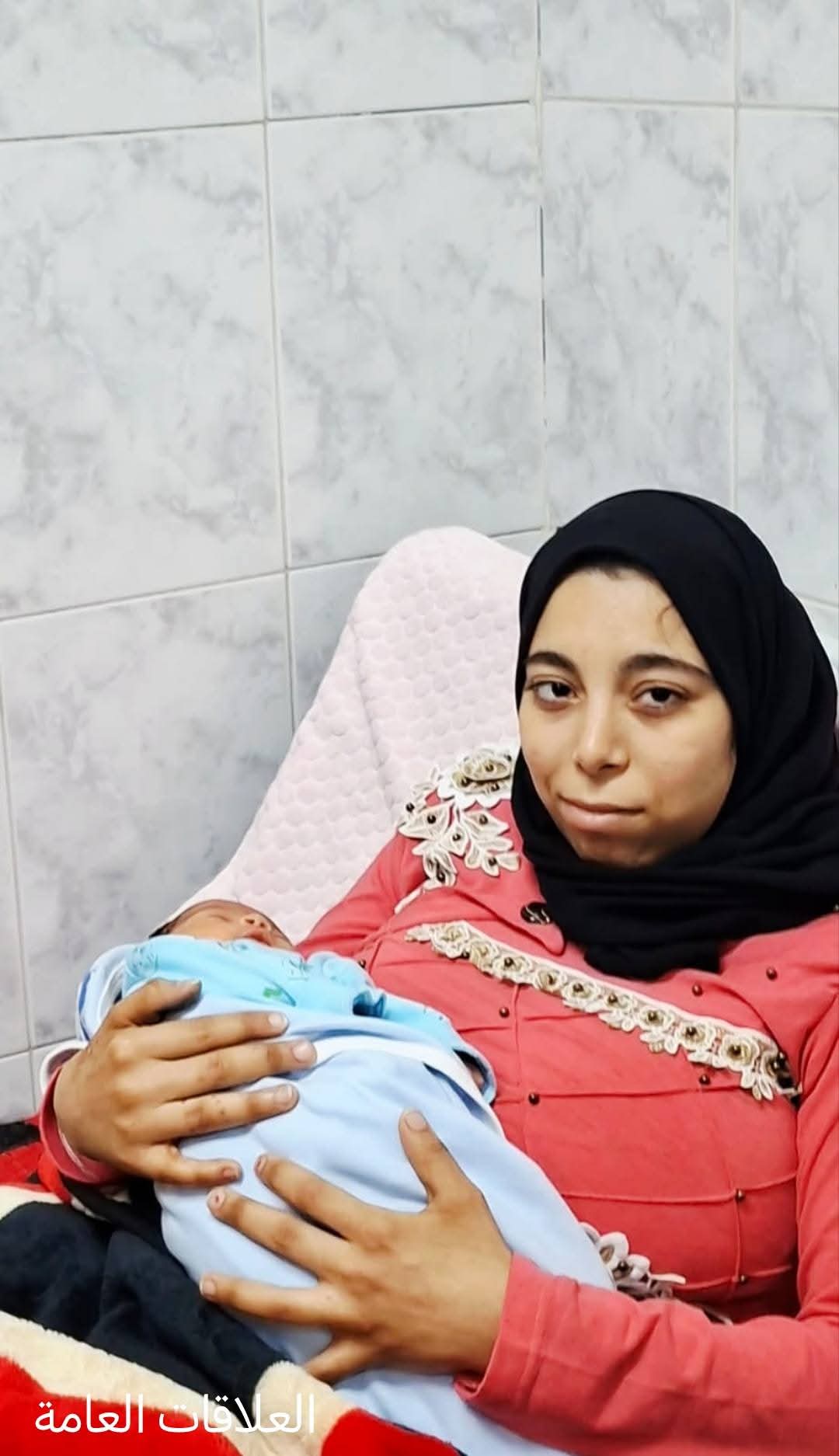 الطفلة المختطفة في حضن والدتها الطفلة المختطفة في حضن والدتها