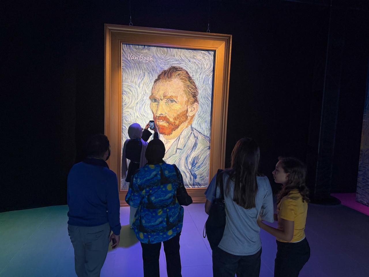 إلتفاف الحضور حول لوحة فان جوخ إلتفاف الحضور حول لوحة فان جوخ