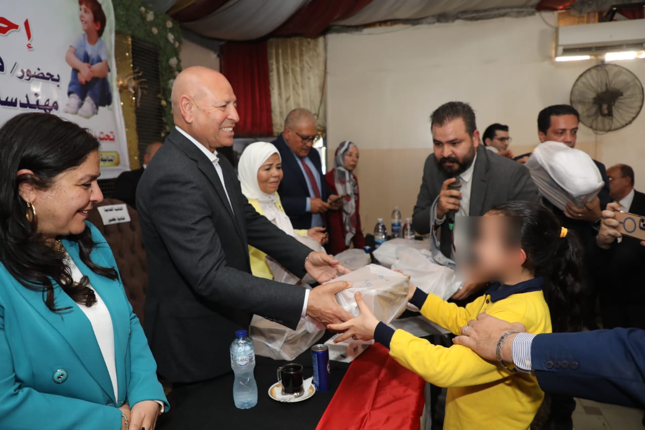 محافظ القاهرة يوزع الهدايا على الأطفال (1)