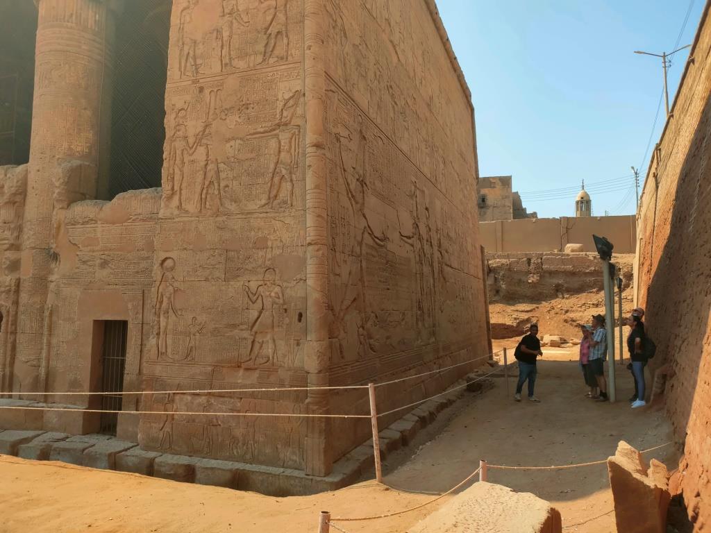 زيارات السائحين فى معبد خنوم الفرعونى جنوب الأقصر