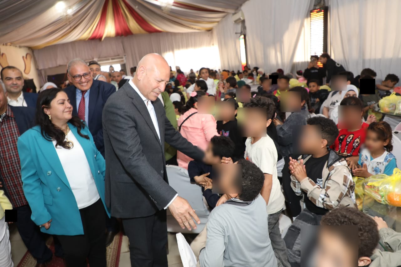 محافظ القاهرة يوزع الهدايا على الأطفال (2)