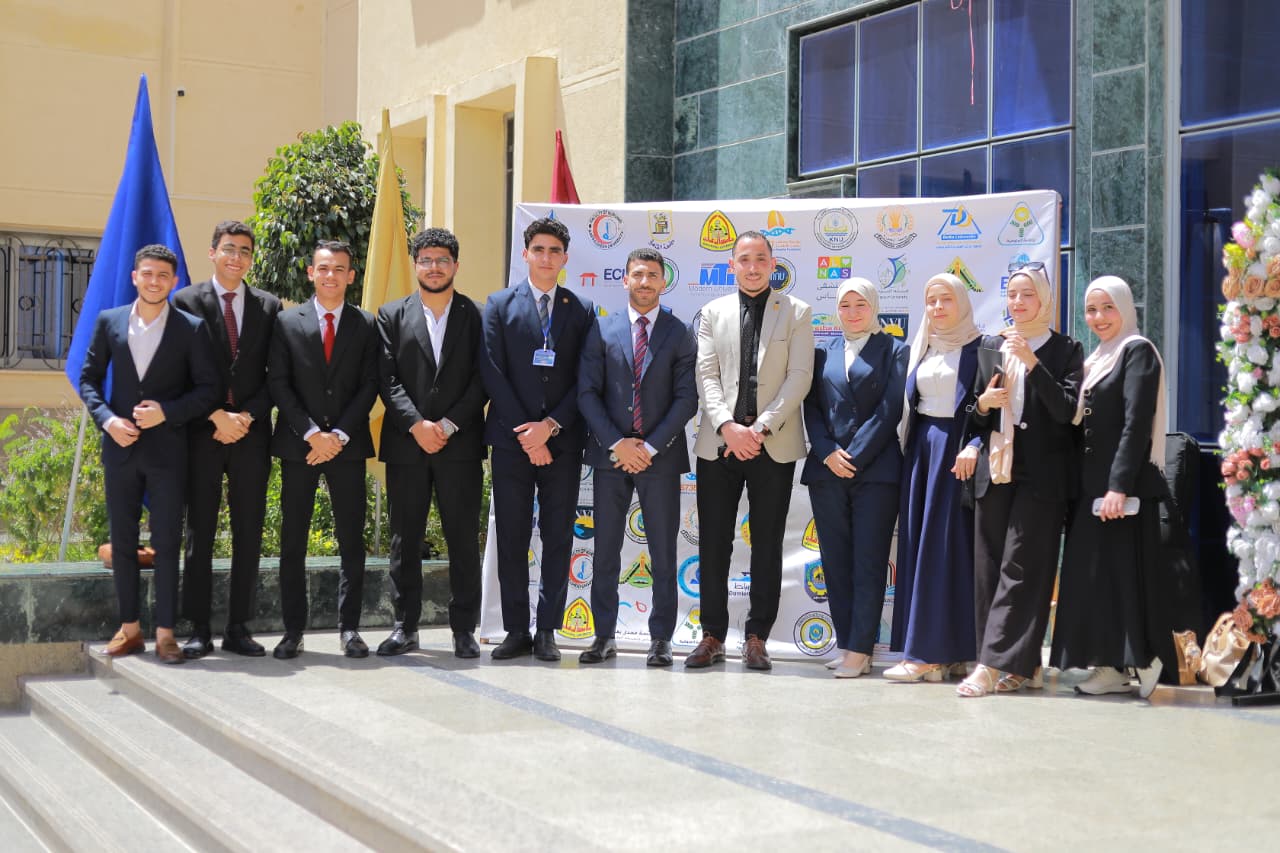 بعض الطلاب المشاركين في مؤتمر كلية التمريض