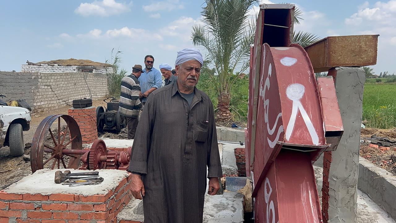 أحد المزارعين يتحدث عن الساقية