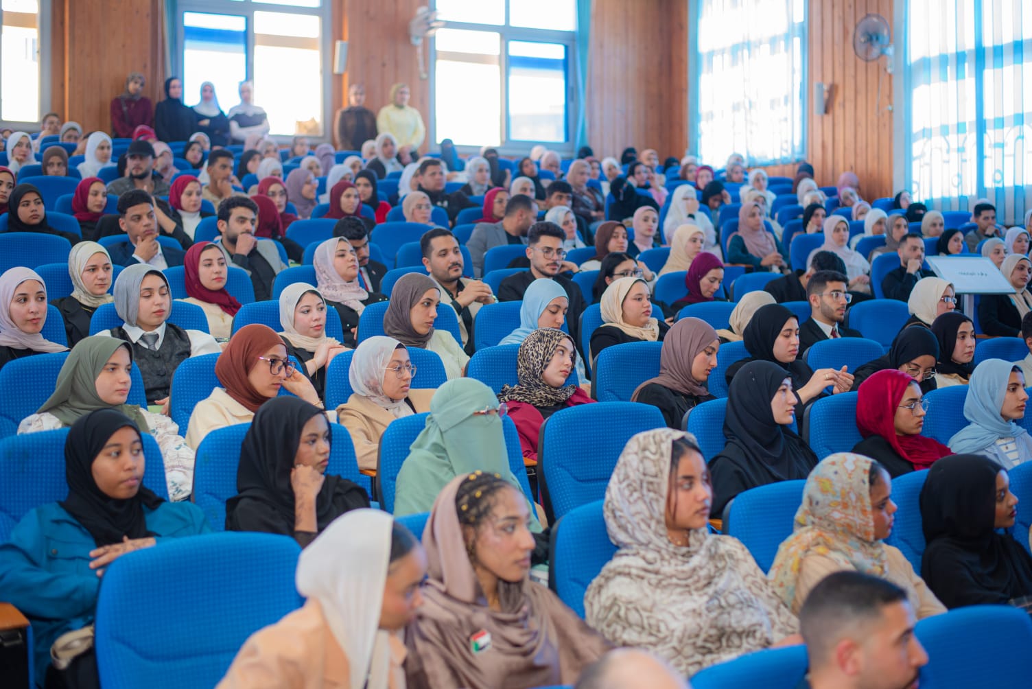 الحضور من طالبات 25 جامعة