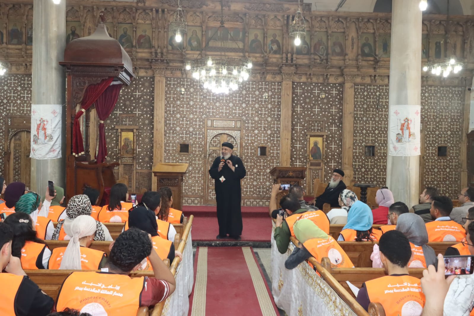 باحد كنائس البحيرة