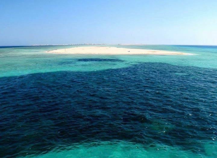 تحيط بها الشعاب المرجانية