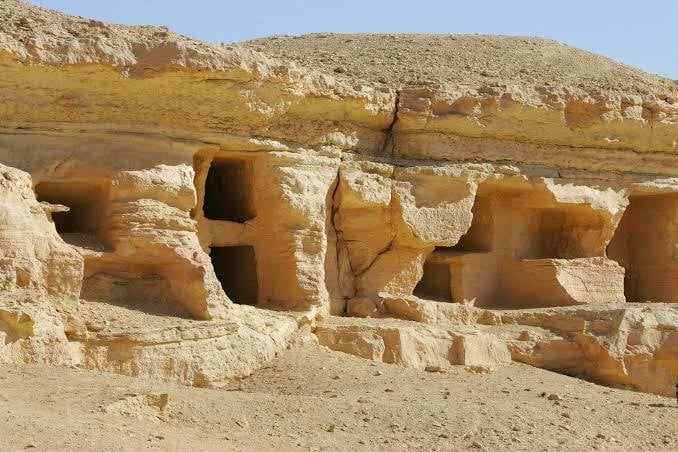 المقابر الاثرية منحوتة في بطن جبال سيوة المقابر الاثرية منحوتة في بطن جبال سيوة