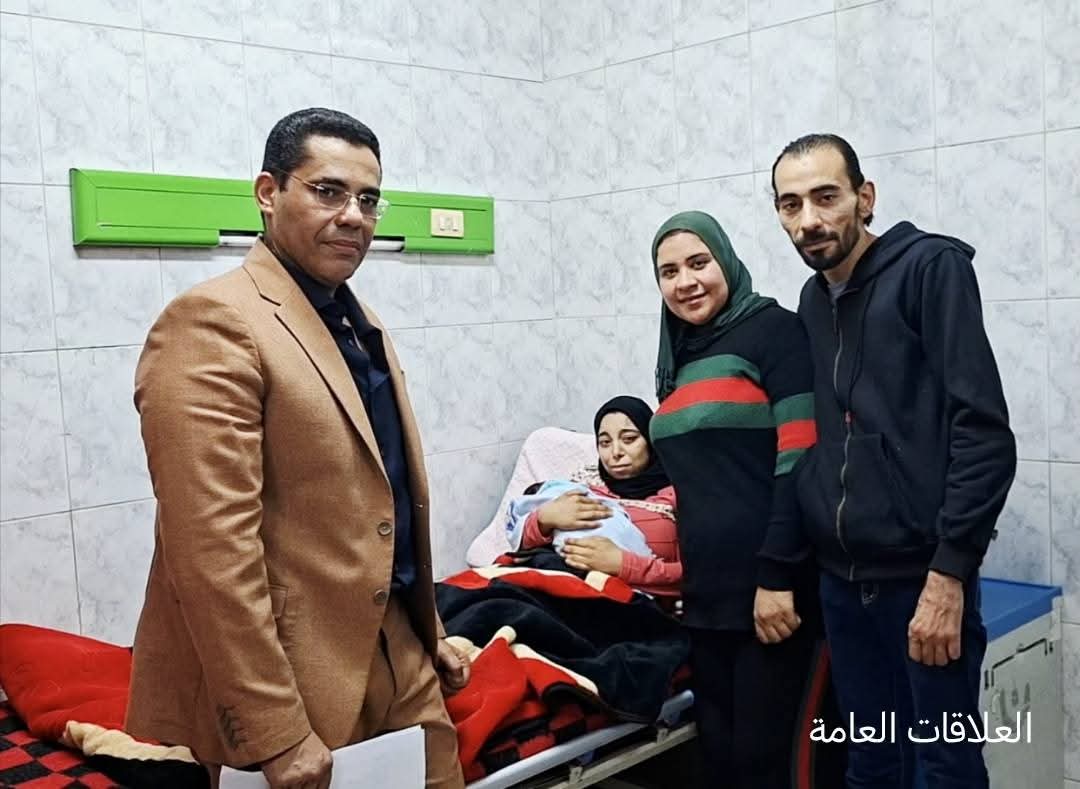 الطفلة المختطفة في حضن والدتها بمستشفي الحسين الطفلة المختطفة في حضن والدتها بمستشفي الحسين