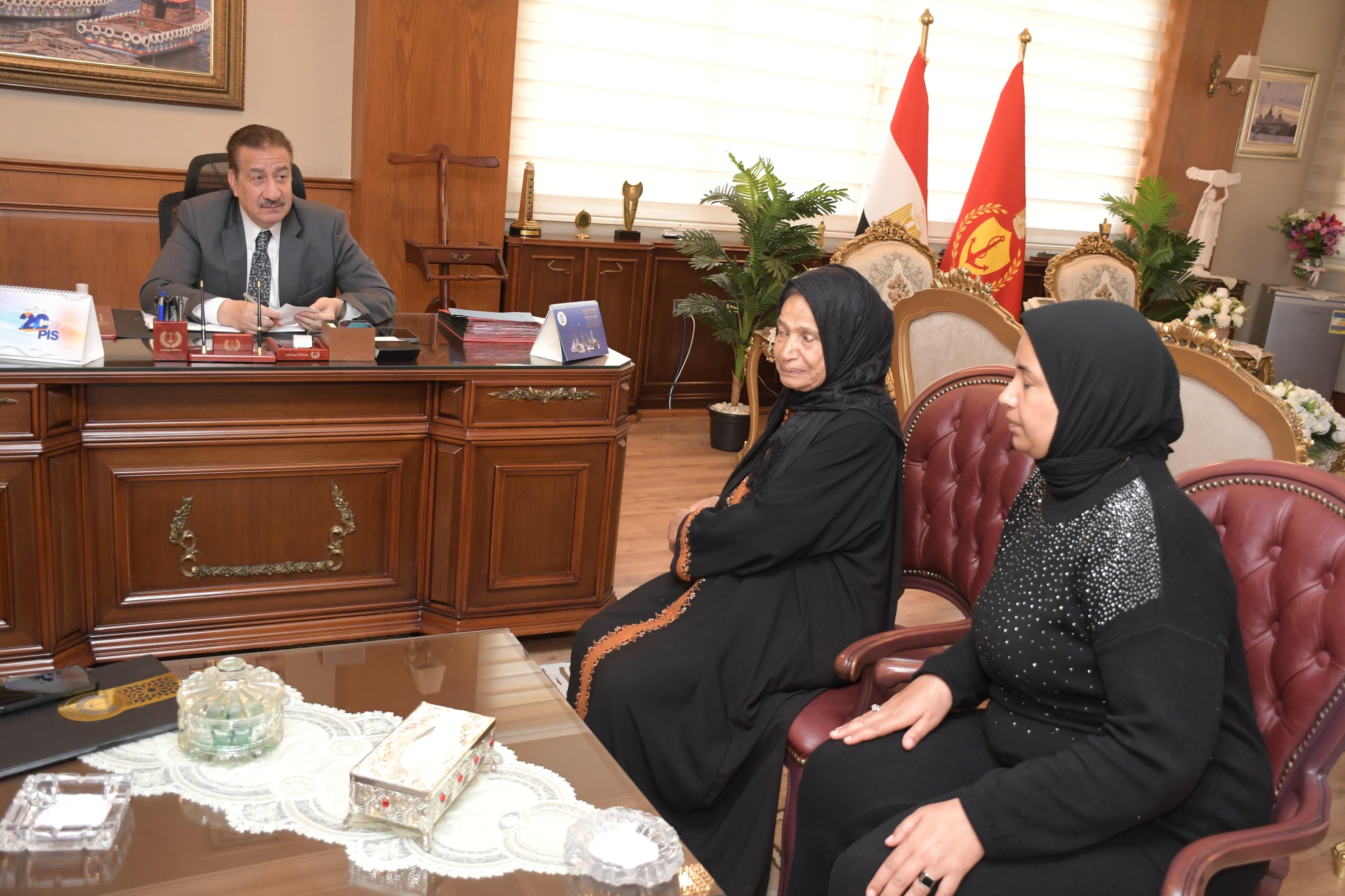 السيدة وفاء بمكتب المخافظ