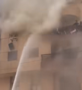 محاولات لاخماد الحريق بالشقى السكنية