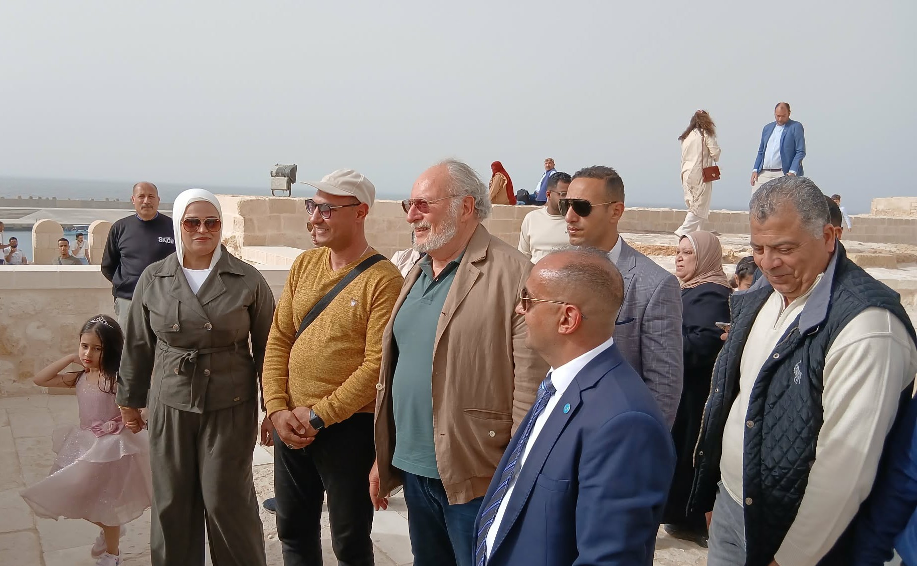 خلال زيارته الإسكندرية الملك أحمد فؤاد الثاني السابق