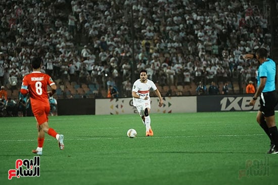 محاولة المرور من دفاعات شباب بلوزداد