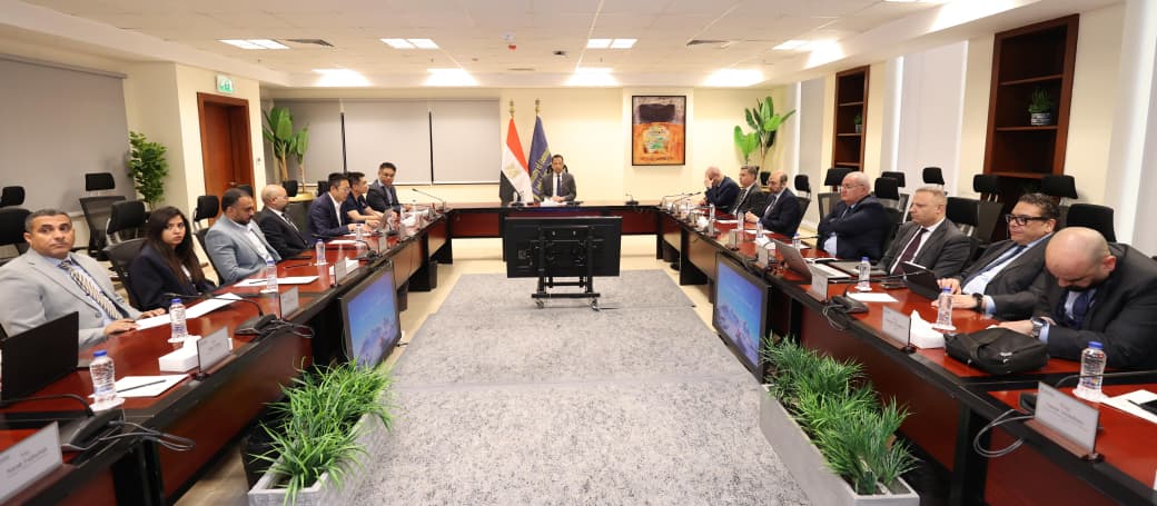 مسؤولوا وزارة الاتصالا وشركة هونر