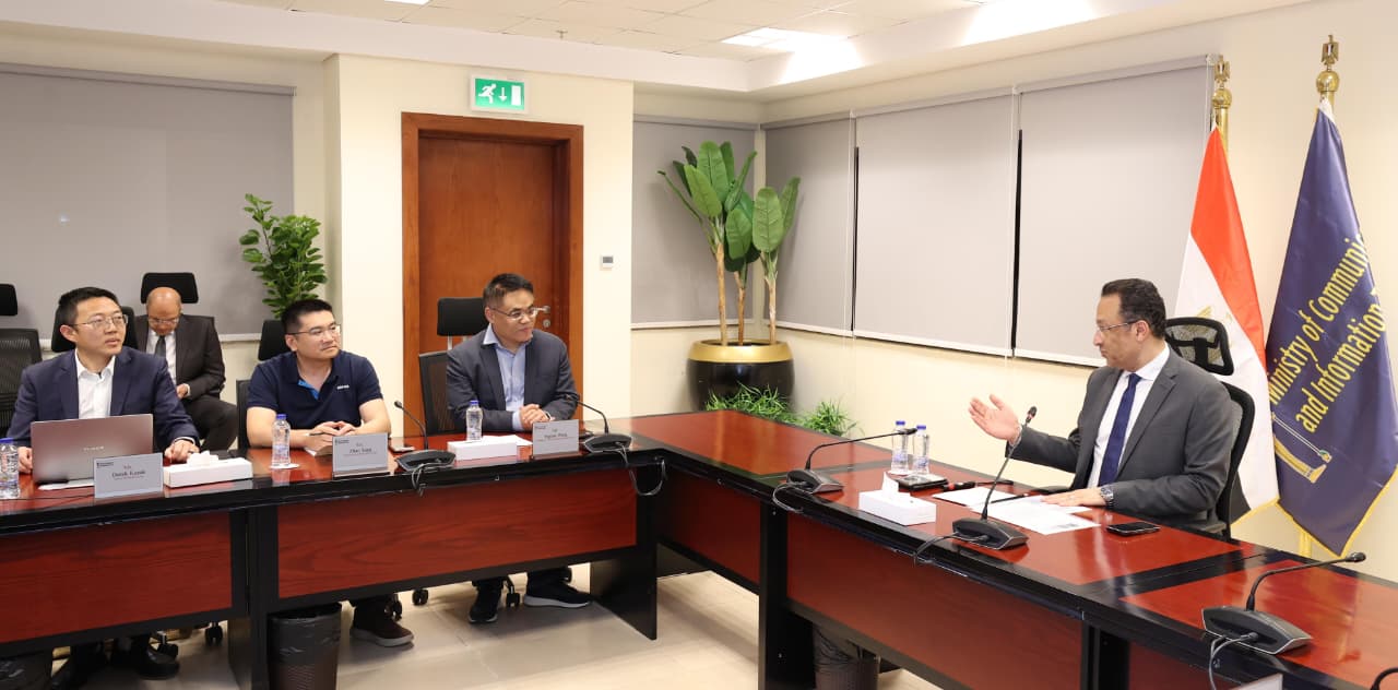 وزير الاتصالات يتابع خطط تصنيع هواتف هونر في مصر