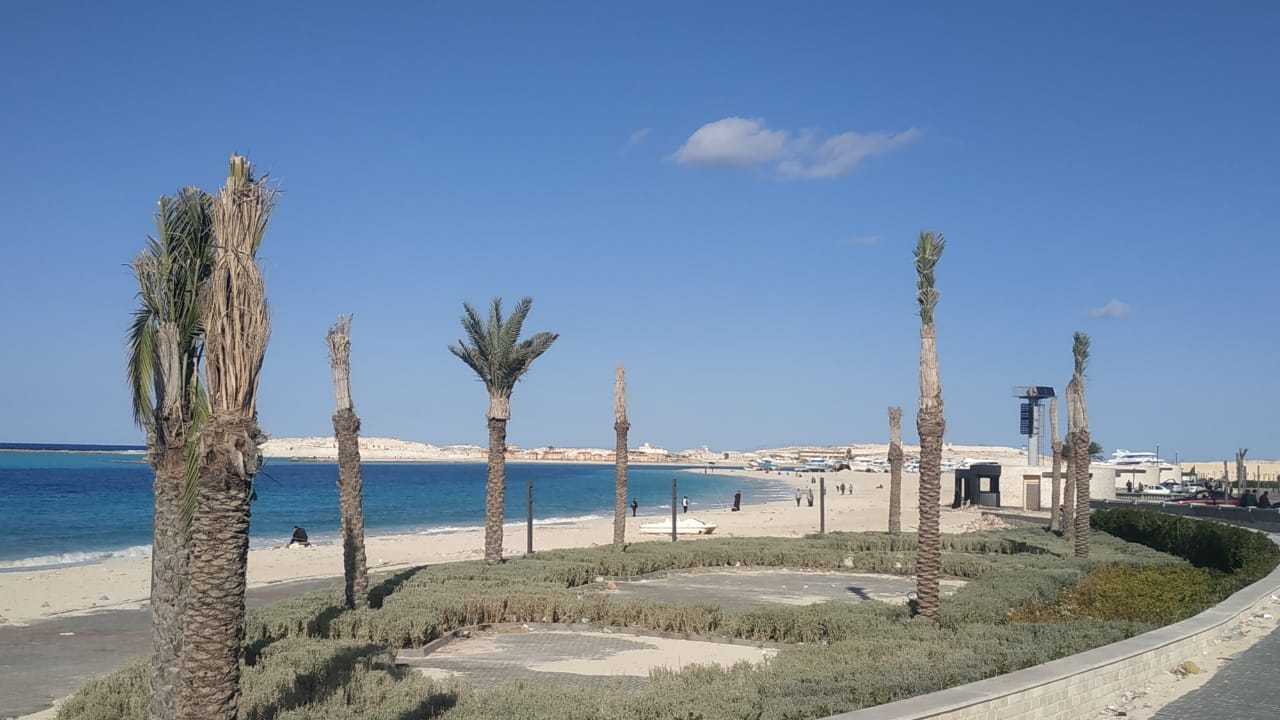 استعداد مبكر لاستقبال عشاق شواطئ مطروح