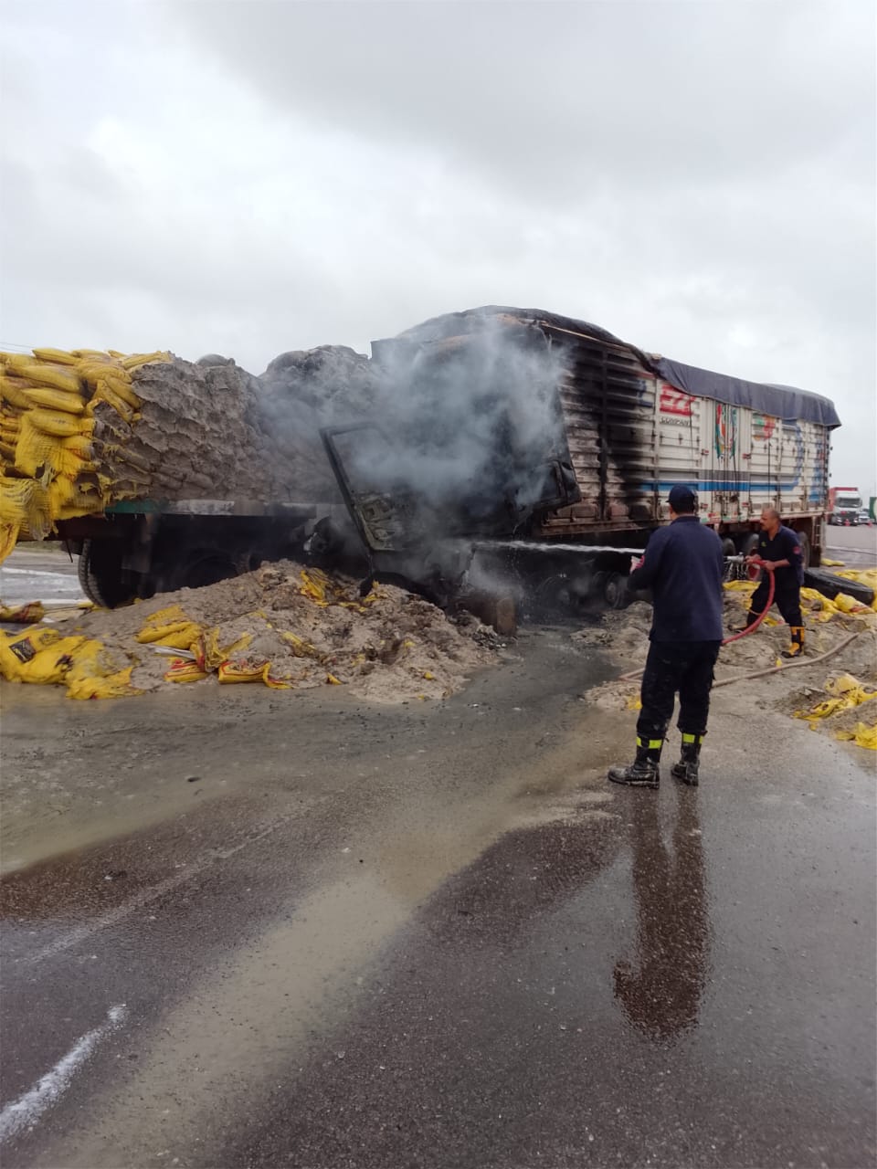 محاولة اخماد الحريق