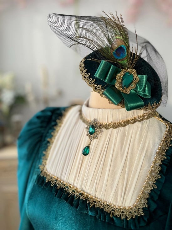 فستان لونه أخضر