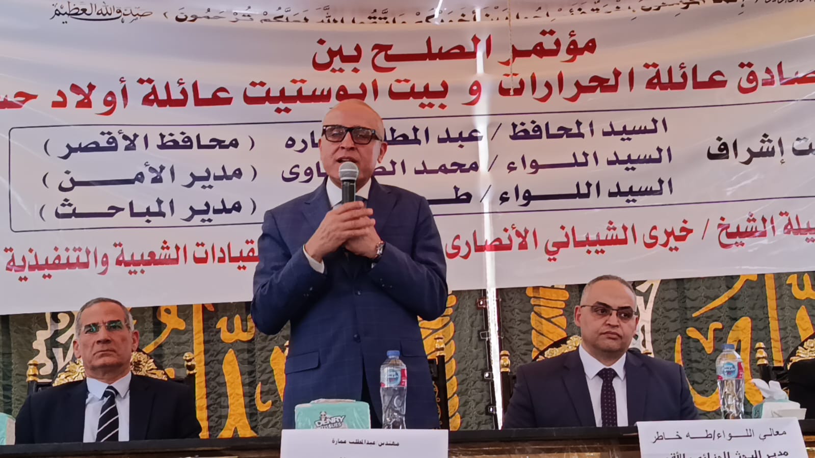 محافظ الأقصر في صلح عائلتين بقرية الزنيقة