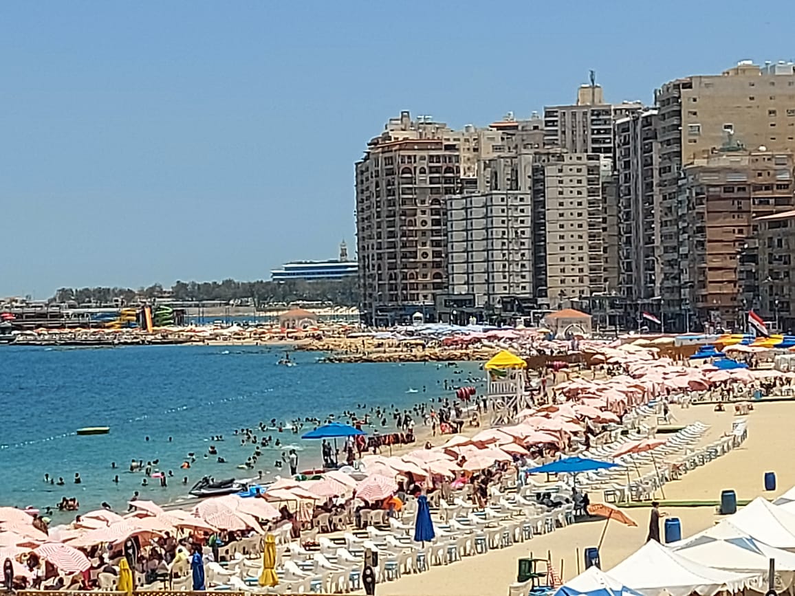 الشواطئ تستقبل الزائرين