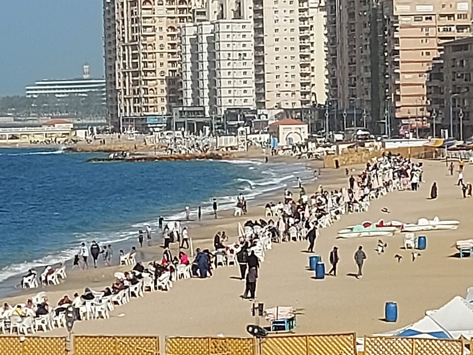 اقبال على كافة الشواطئ